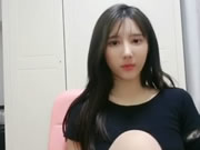 內地高顏值女主播一邊叼著煙一邊色誘特寫小穴